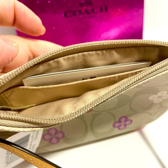 🆕NEW-COACH WRISTLET IN FLORAL PRINT WITH COACH LOGO-C ON IT. VERY STYLISH. - Picture 2 of 6